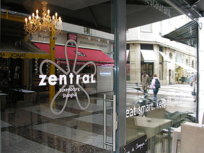 zentral, restaurant, decoration, pose, lettrage, vitrine